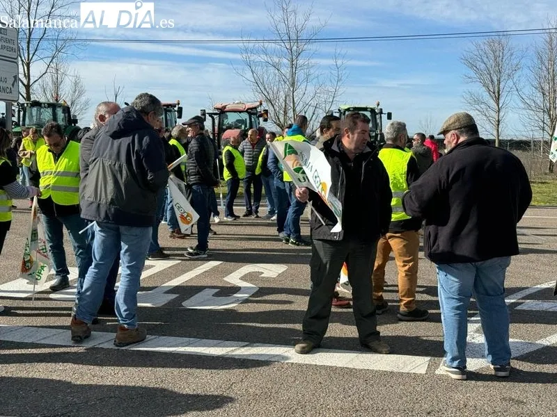 Movilización de agricultores en Babilafuente, junto a la planta de bioetanol. Foto de Raúl Blázquez