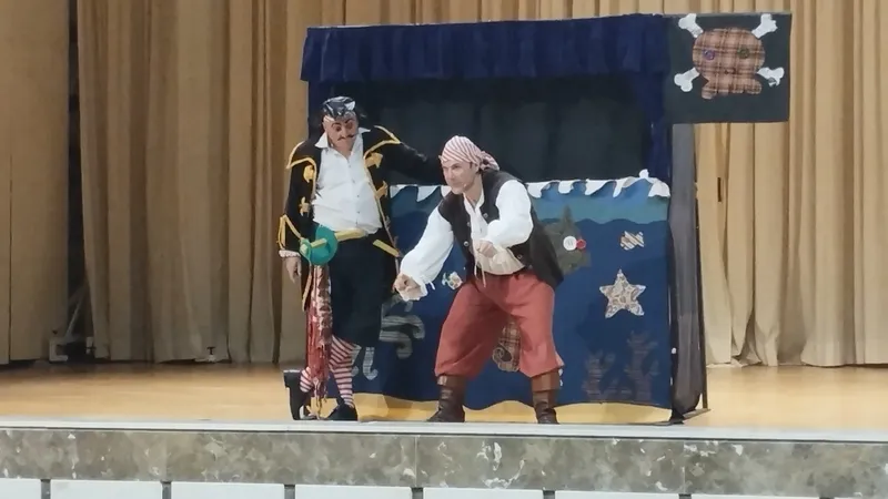 Escolares en la obra ‘Bucaneros’ en el auditorio de los Padres Paúles.