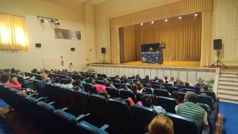 Escolares en la obra ‘Bucaneros’ en el auditorio de los Padres Paúles.