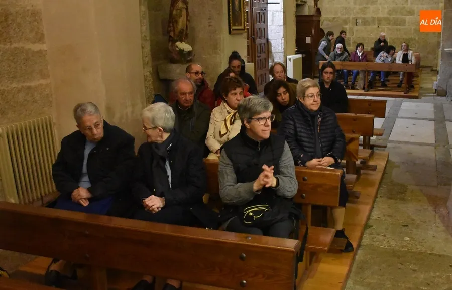Foto 4 - La Coral D&aacute;maso Ledesma repasa m&uacute;sica sacra de varias &eacute;pocas en su recital semanasantero