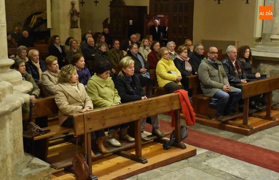 Foto 5 - La Coral D&aacute;maso Ledesma repasa m&uacute;sica sacra de varias &eacute;pocas en su recital semanasantero