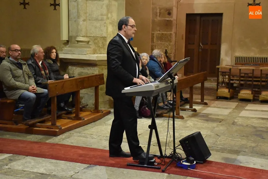 Foto 6 - La Coral D&aacute;maso Ledesma repasa m&uacute;sica sacra de varias &eacute;pocas en su recital semanasantero