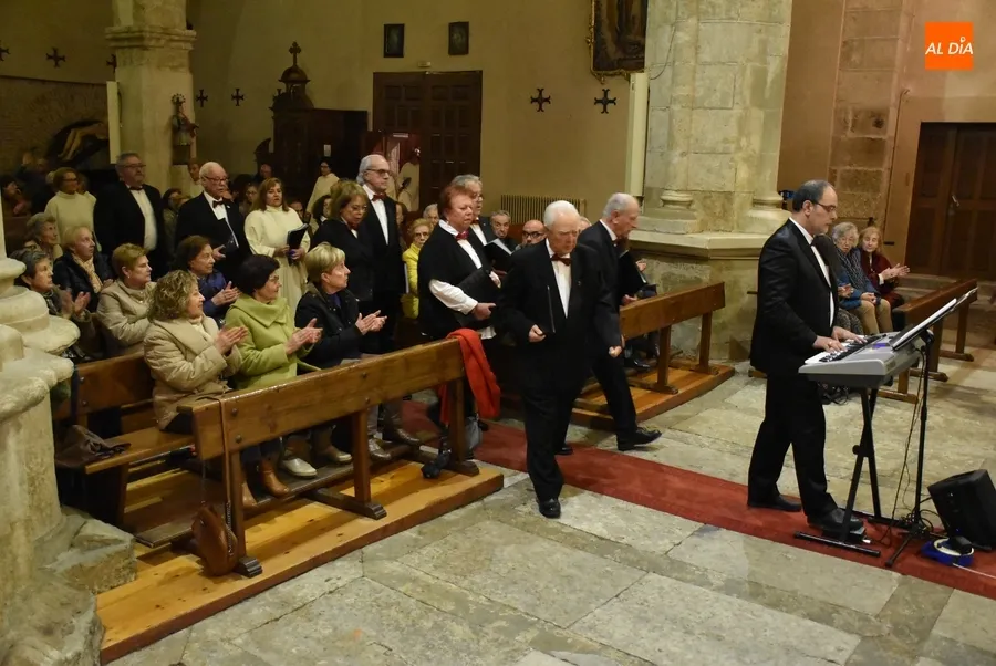 Foto 8 - La Coral D&aacute;maso Ledesma repasa m&uacute;sica sacra de varias &eacute;pocas en su recital semanasantero