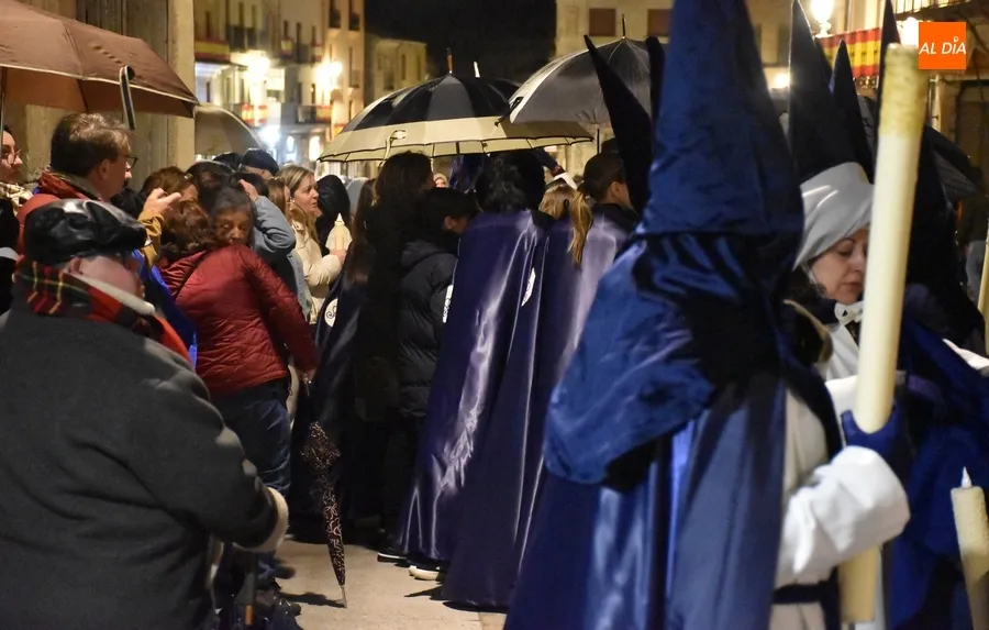 Foto 2 - La Virgen de las Angustias logra procesionar, aunque con pl&aacute;stico y de forma directa hasta la Catedral