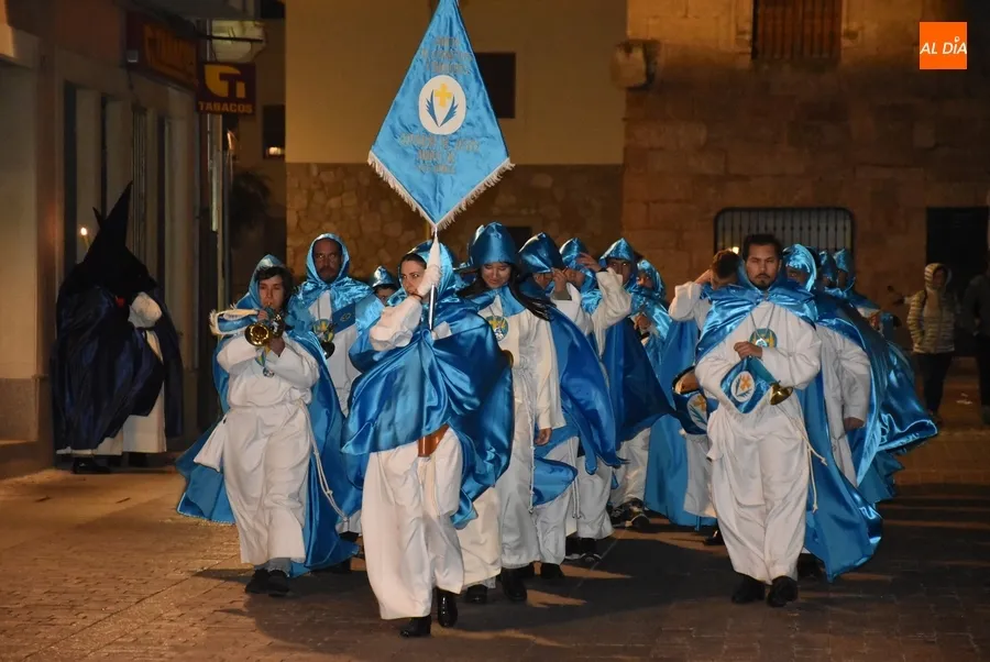 Foto 3 - La Virgen de las Angustias logra procesionar, aunque con pl&aacute;stico y de forma directa hasta la Catedral