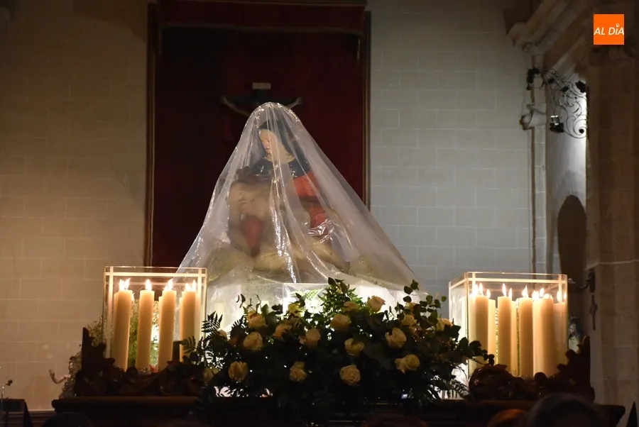 Foto 4 - La Virgen de las Angustias logra procesionar, aunque con pl&aacute;stico y de forma directa hasta la Catedral