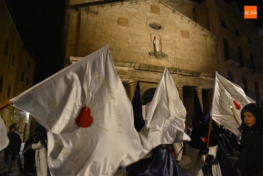 Foto 5 - La Virgen de las Angustias logra procesionar, aunque con pl&aacute;stico y de forma directa hasta la Catedral