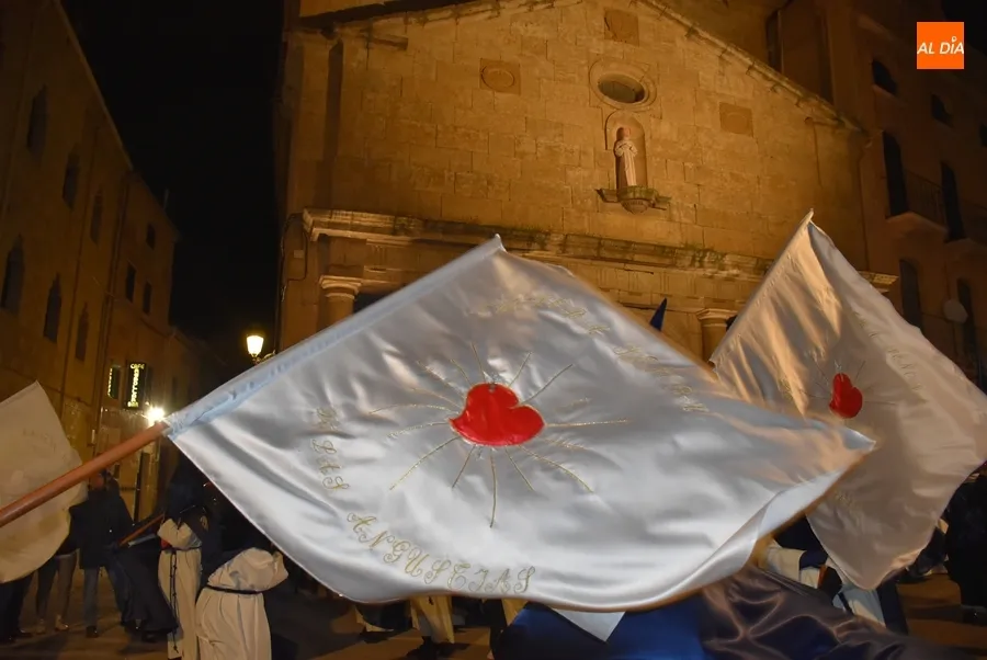 Foto 6 - La Virgen de las Angustias logra procesionar, aunque con pl&aacute;stico y de forma directa hasta la Catedral