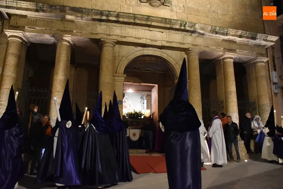 Foto 7 - La Virgen de las Angustias logra procesionar, aunque con pl&aacute;stico y de forma directa hasta la Catedral