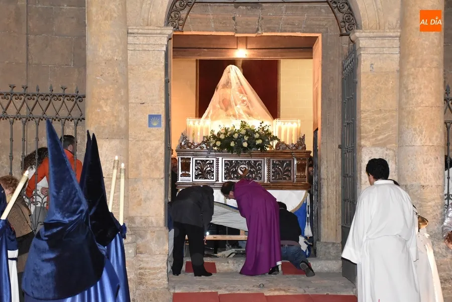 Foto 8 - La Virgen de las Angustias logra procesionar, aunque con pl&aacute;stico y de forma directa hasta la Catedral