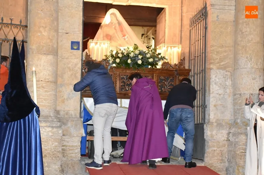 Foto 9 - La Virgen de las Angustias logra procesionar, aunque con pl&aacute;stico y de forma directa hasta la Catedral