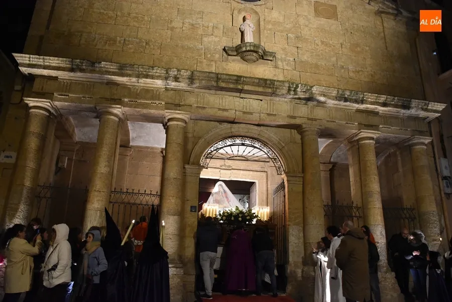 Foto 10 - La Virgen de las Angustias logra procesionar, aunque con pl&aacute;stico y de forma directa hasta la Catedral