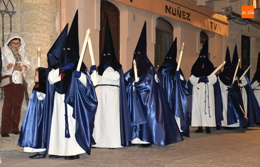 Foto 11 - La Virgen de las Angustias logra procesionar, aunque con pl&aacute;stico y de forma directa hasta la Catedral