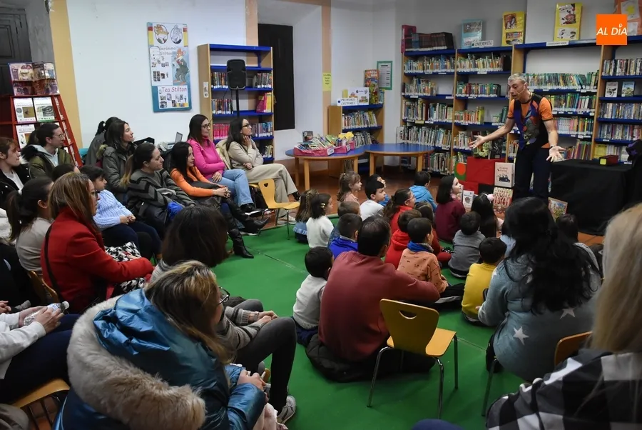 Foto 3 - Divertida sesi&oacute;n de magia a partir de libros en la Biblioteca con el Mago Oski
