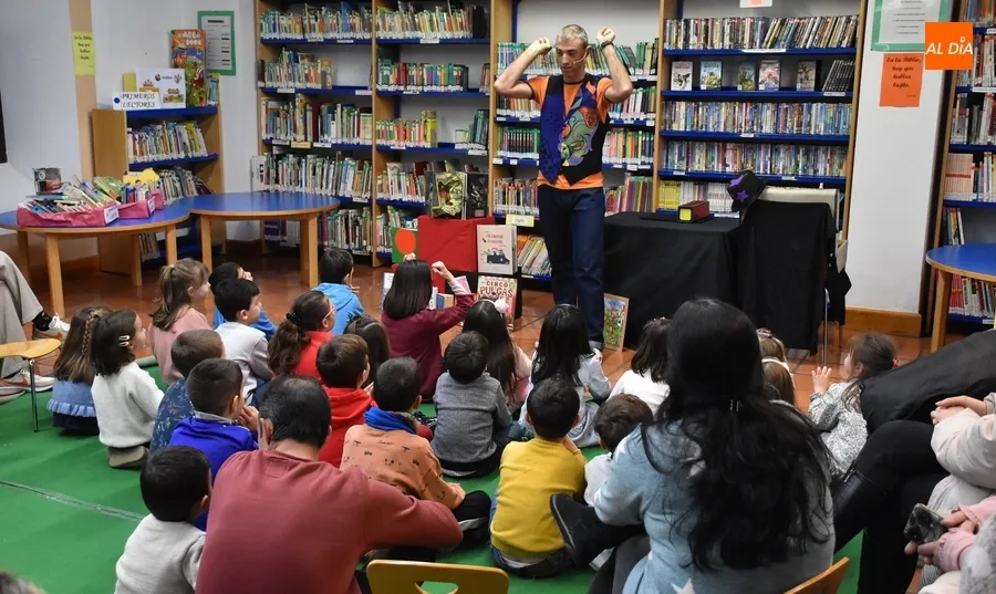 Foto 4 - Divertida sesi&oacute;n de magia a partir de libros en la Biblioteca con el Mago Oski