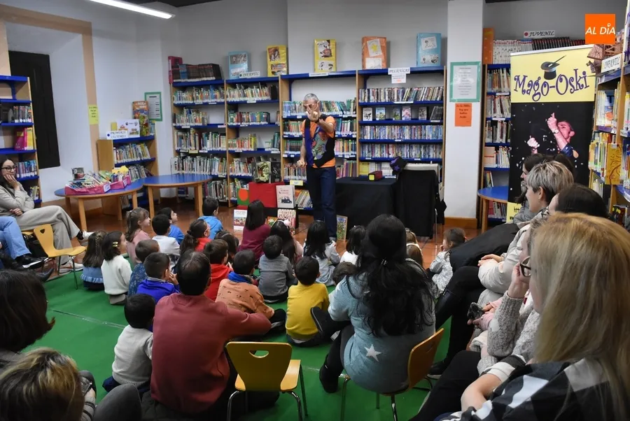 Foto 6 - Divertida sesi&oacute;n de magia a partir de libros en la Biblioteca con el Mago Oski