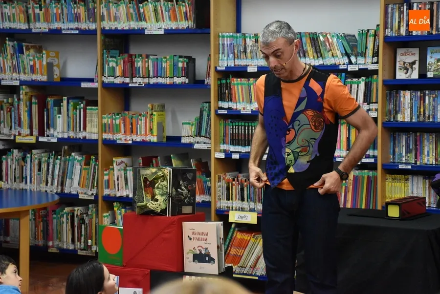 Foto 7 - Divertida sesi&oacute;n de magia a partir de libros en la Biblioteca con el Mago Oski