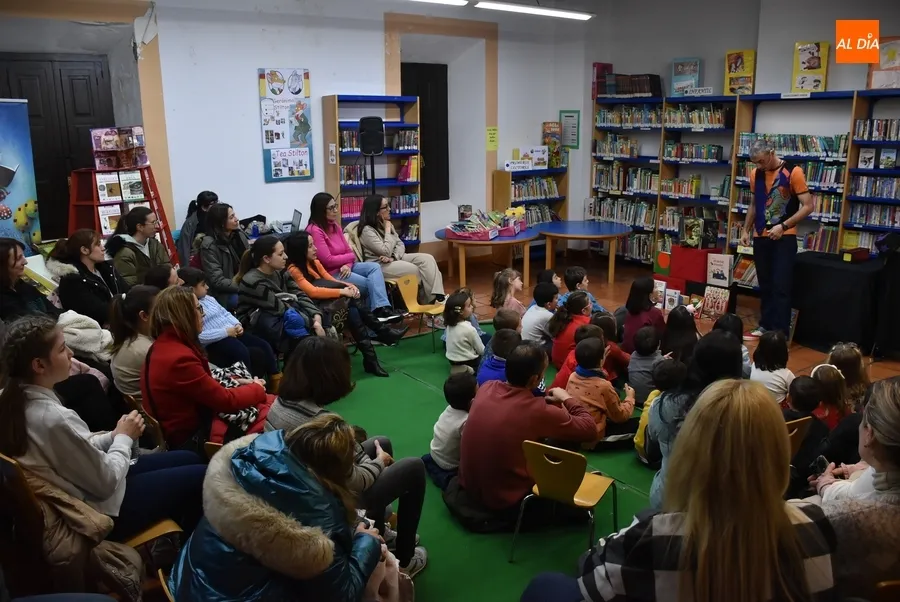 Foto 8 - Divertida sesi&oacute;n de magia a partir de libros en la Biblioteca con el Mago Oski