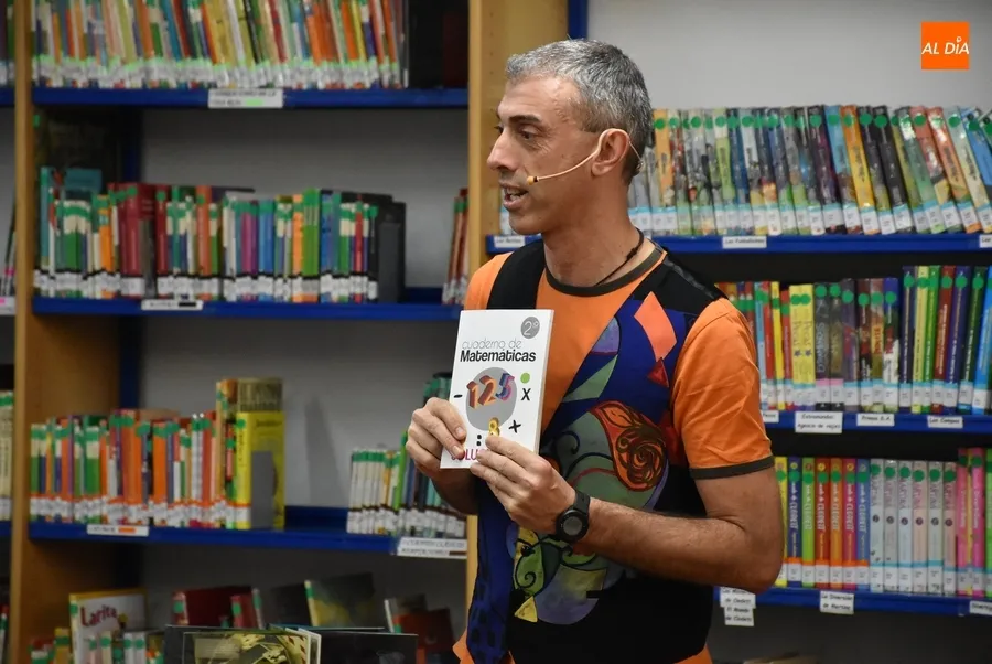Foto 9 - Divertida sesi&oacute;n de magia a partir de libros en la Biblioteca con el Mago Oski