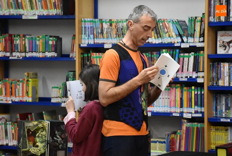 Foto 10 - Divertida sesi&oacute;n de magia a partir de libros en la Biblioteca con el Mago Oski