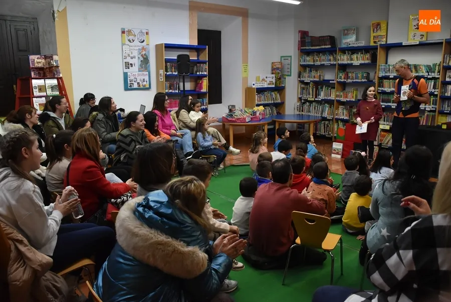 Foto 11 - Divertida sesi&oacute;n de magia a partir de libros en la Biblioteca con el Mago Oski