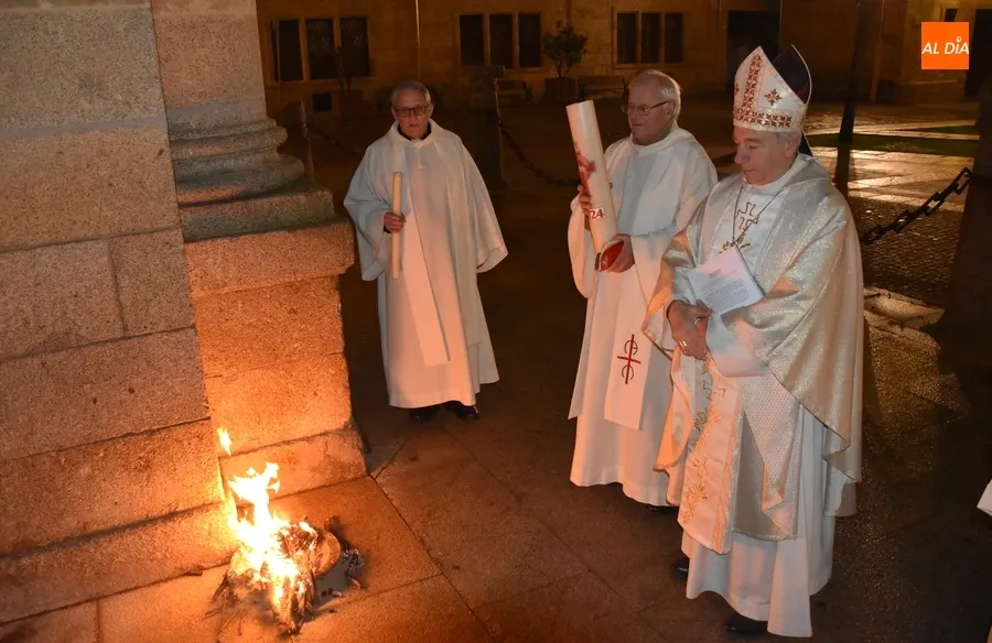 El Obispo preside la festiva Vigilia Pascual en la Catedral