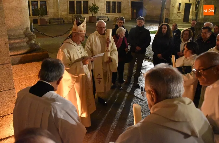 Foto 2 - El Obispo preside la festiva Vigilia Pascual en la Catedral
