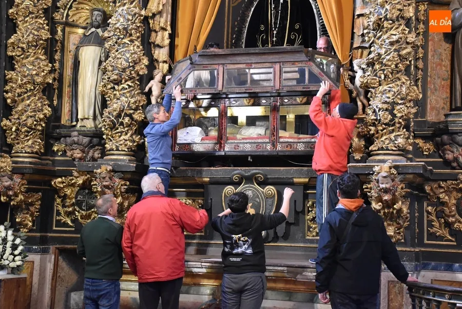 Foto 7 - Tarde de preparativos semanasanteros en la Catedral de Santa Mar&iacute;a