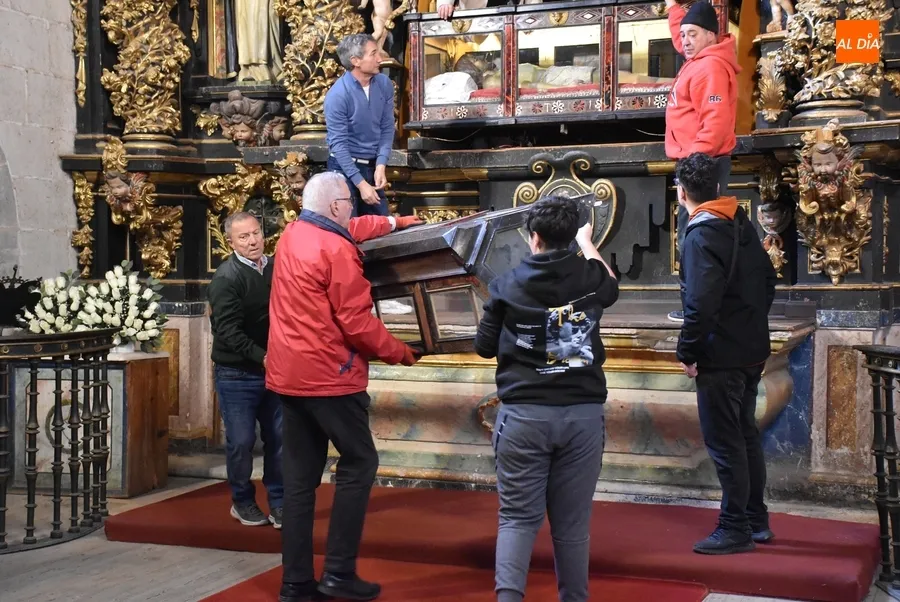 Foto 9 - Tarde de preparativos semanasanteros en la Catedral de Santa Mar&iacute;a