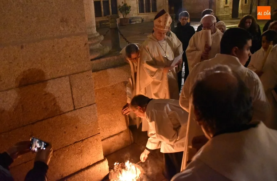 Foto 3 - El Obispo preside la festiva Vigilia Pascual en la Catedral