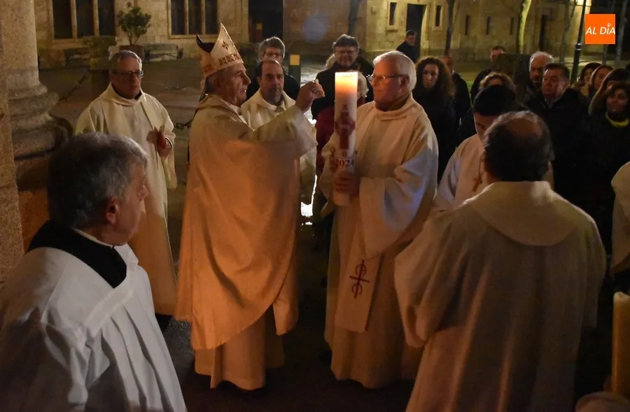 Foto 4 - El Obispo preside la festiva Vigilia Pascual en la Catedral