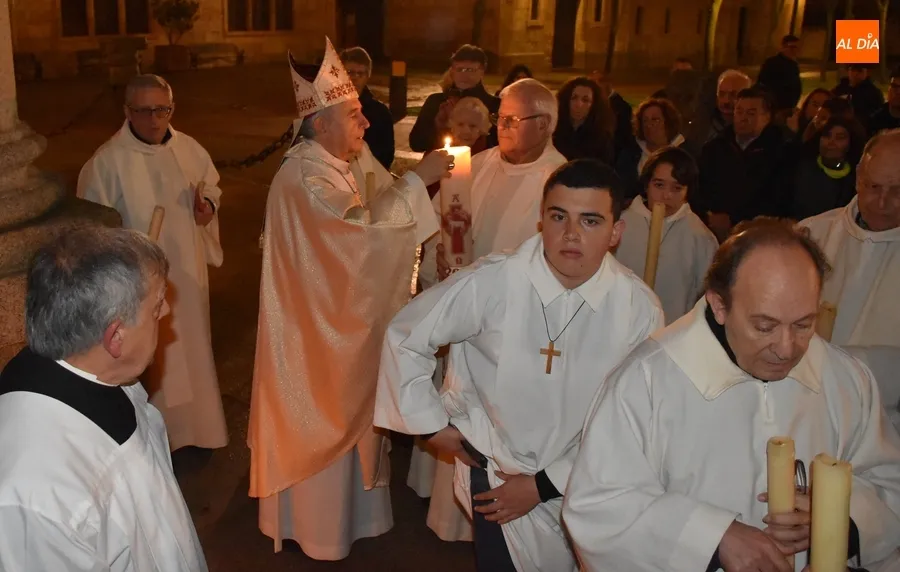 Foto 5 - El Obispo preside la festiva Vigilia Pascual en la Catedral