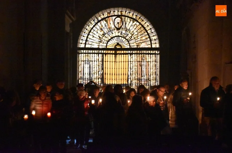 Foto 6 - El Obispo preside la festiva Vigilia Pascual en la Catedral