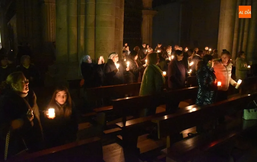 Foto 7 - El Obispo preside la festiva Vigilia Pascual en la Catedral