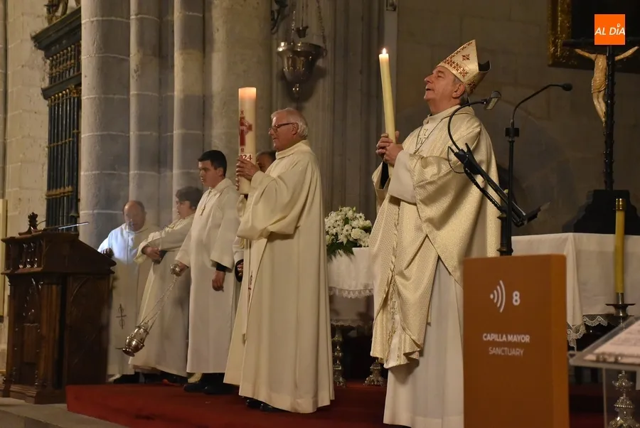 Foto 9 - El Obispo preside la festiva Vigilia Pascual en la Catedral