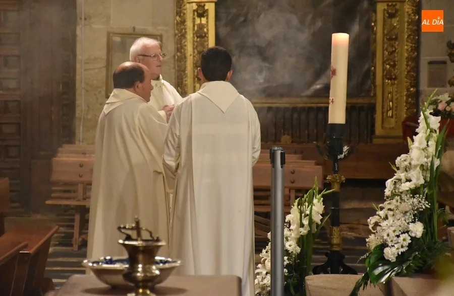 Foto 10 - El Obispo preside la festiva Vigilia Pascual en la Catedral