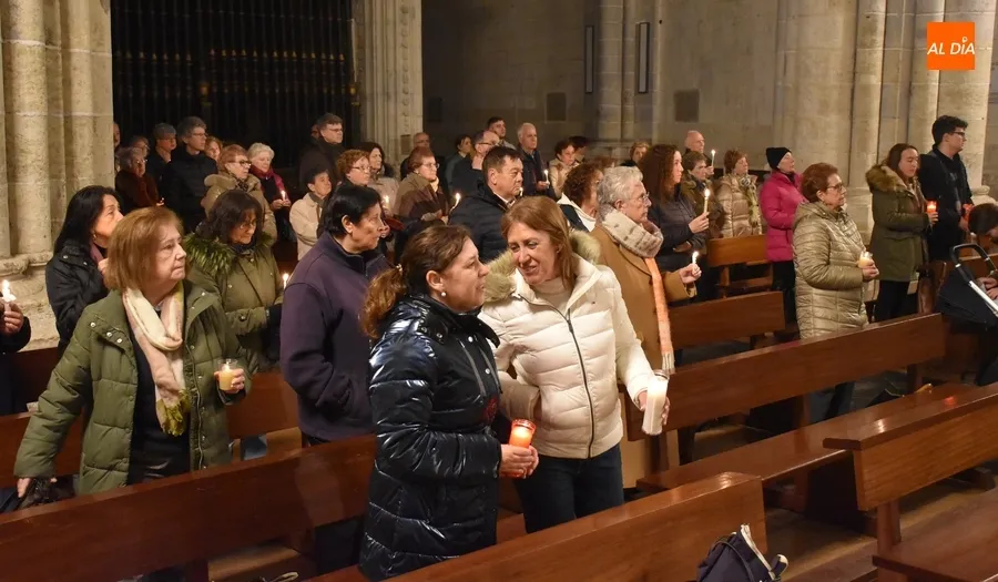 Foto 11 - El Obispo preside la festiva Vigilia Pascual en la Catedral