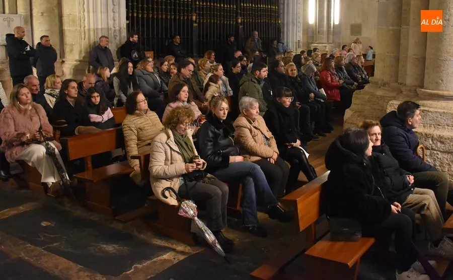 Foto 6 - La Soledad rompe la racha de suspensiones, aunque limita su salida a una visita fugaz a la Plaza