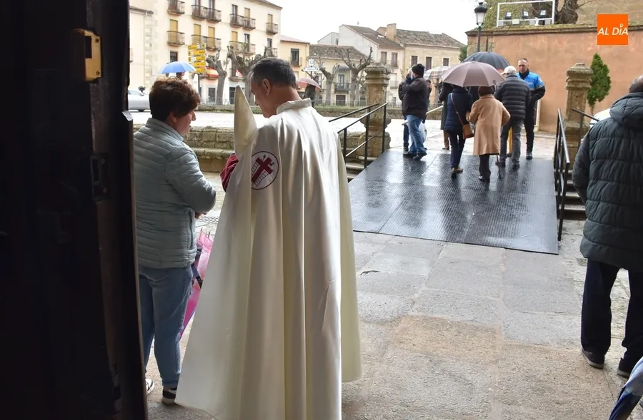 Foto 3 - Suspendida por 1&ordf; vez desde que se celebra en Jueves la procesi&oacute;n de la Santa Cruz