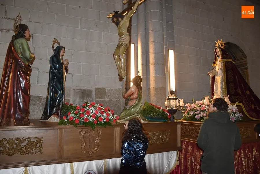 Foto 4 - Suspendida por 1&ordf; vez desde que se celebra en Jueves la procesi&oacute;n de la Santa Cruz