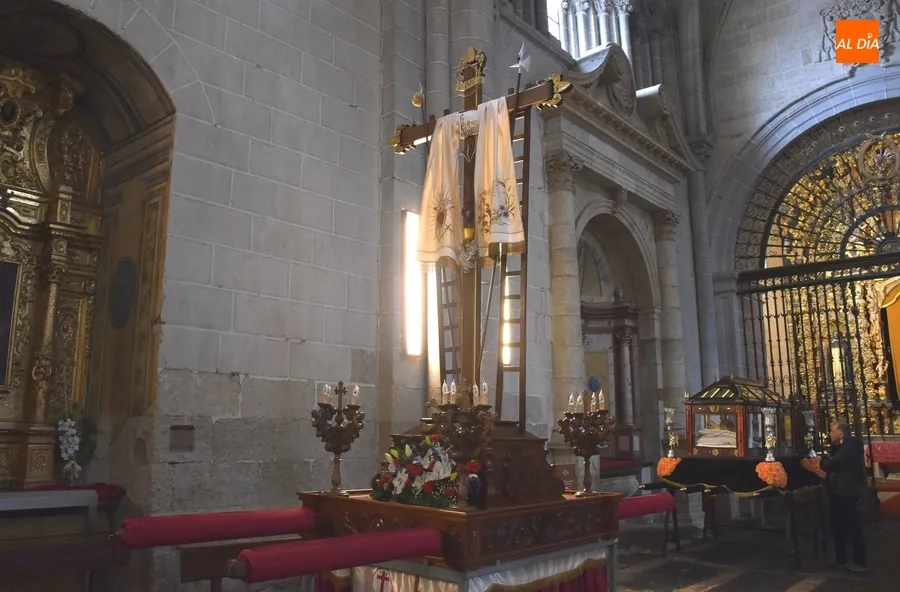 Foto 5 - Suspendida por 1&ordf; vez desde que se celebra en Jueves la procesi&oacute;n de la Santa Cruz