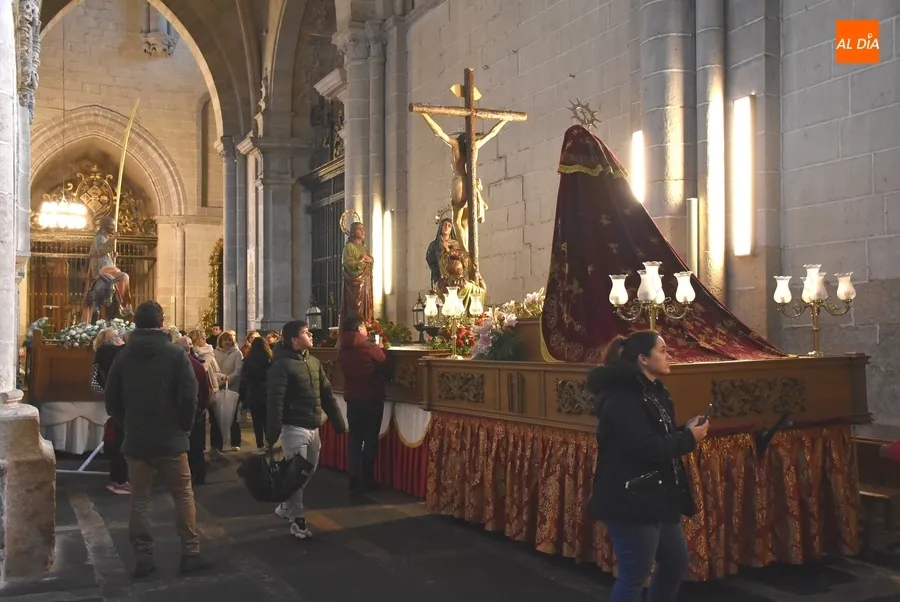 Foto 6 - Suspendida por 1&ordf; vez desde que se celebra en Jueves la procesi&oacute;n de la Santa Cruz