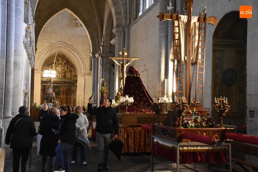 Foto 7 - Suspendida por 1&ordf; vez desde que se celebra en Jueves la procesi&oacute;n de la Santa Cruz