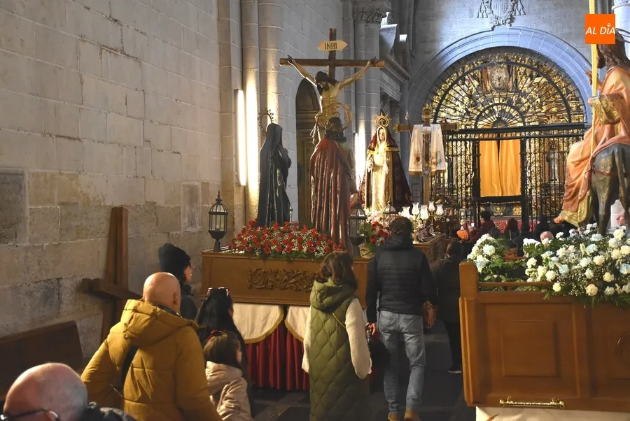 Foto 8 - Suspendida por 1&ordf; vez desde que se celebra en Jueves la procesi&oacute;n de la Santa Cruz