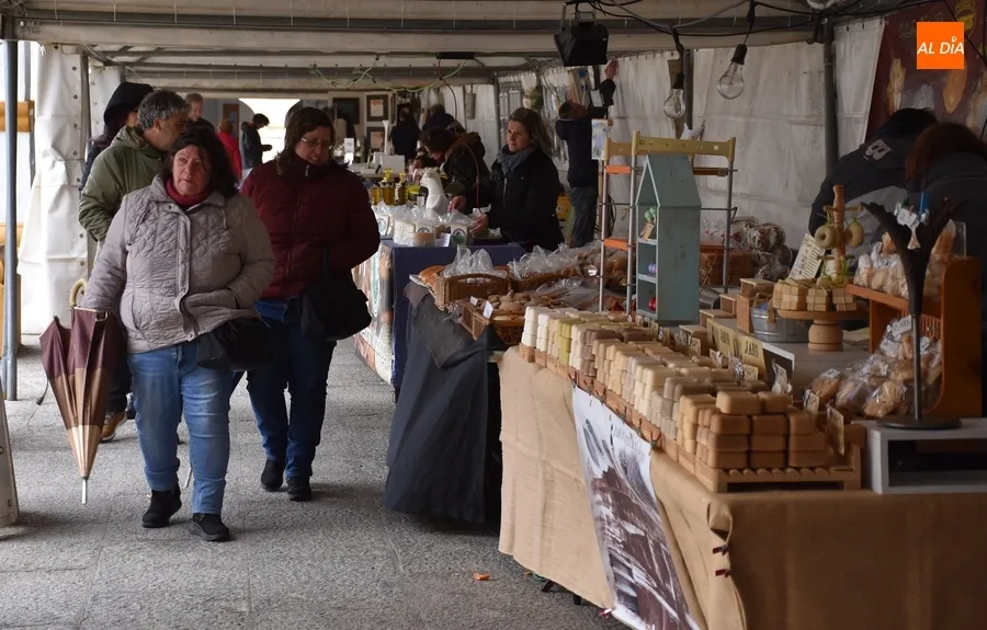 Foto 4 - Abierto con ventas desde primera hora el 3&ordm; Mercado Artesano de Semana Santa