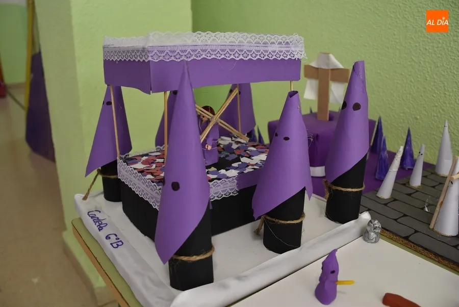 Foto 3 - Original&iacute;sima muestra de m&aacute;s de 80 maquetas de pasos de Semana Santa en el Colegio Mir&oacute;briga