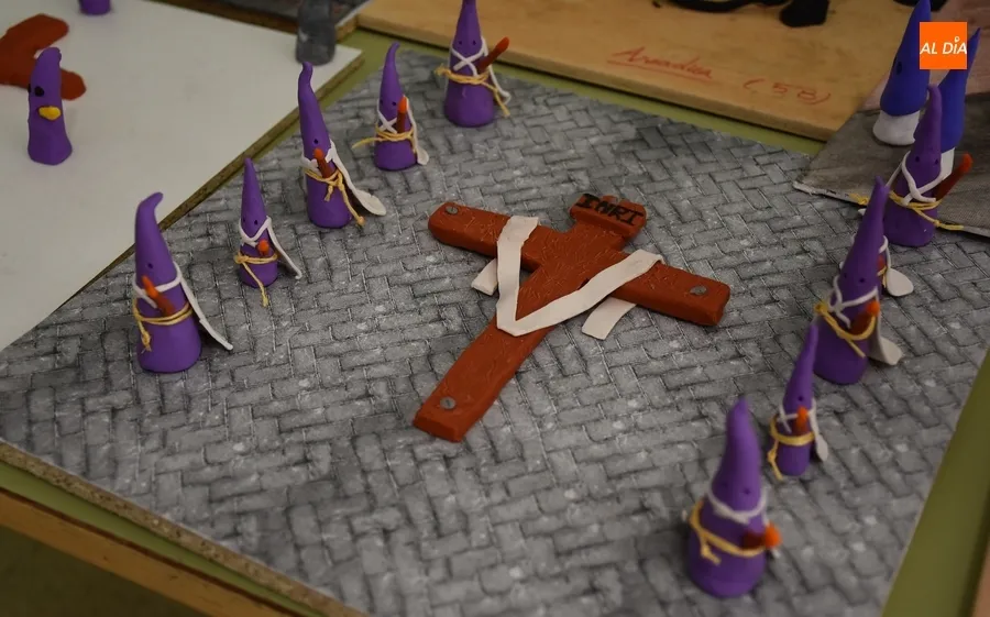 Foto 4 - Original&iacute;sima muestra de m&aacute;s de 80 maquetas de pasos de Semana Santa en el Colegio Mir&oacute;briga