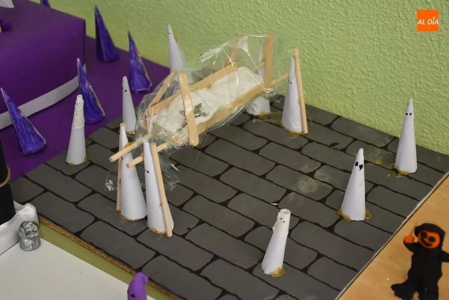 Foto 6 - Original&iacute;sima muestra de m&aacute;s de 80 maquetas de pasos de Semana Santa en el Colegio Mir&oacute;briga