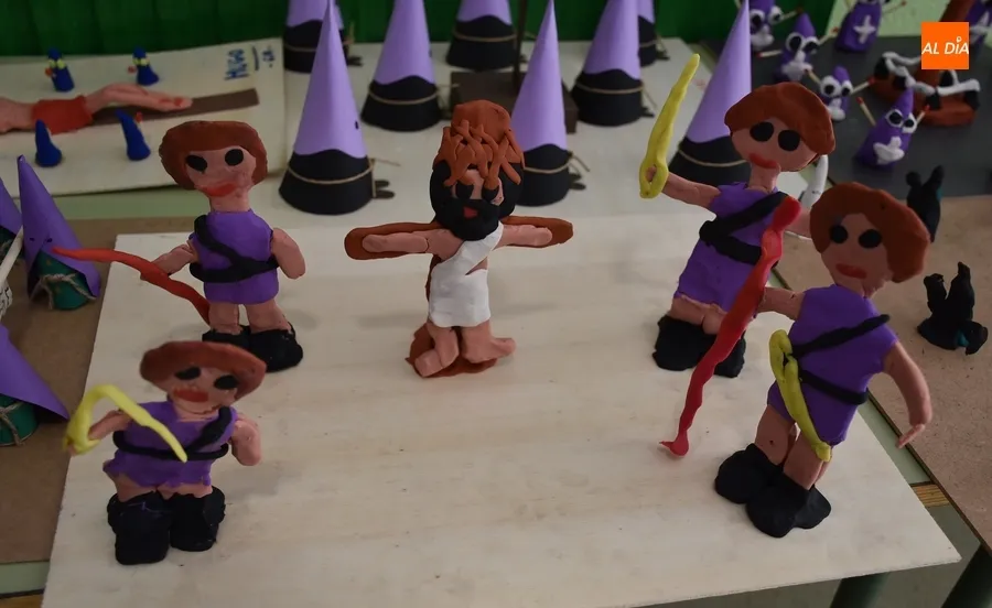 Foto 8 - Original&iacute;sima muestra de m&aacute;s de 80 maquetas de pasos de Semana Santa en el Colegio Mir&oacute;briga