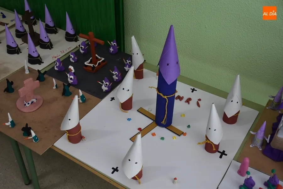 Foto 9 - Original&iacute;sima muestra de m&aacute;s de 80 maquetas de pasos de Semana Santa en el Colegio Mir&oacute;briga